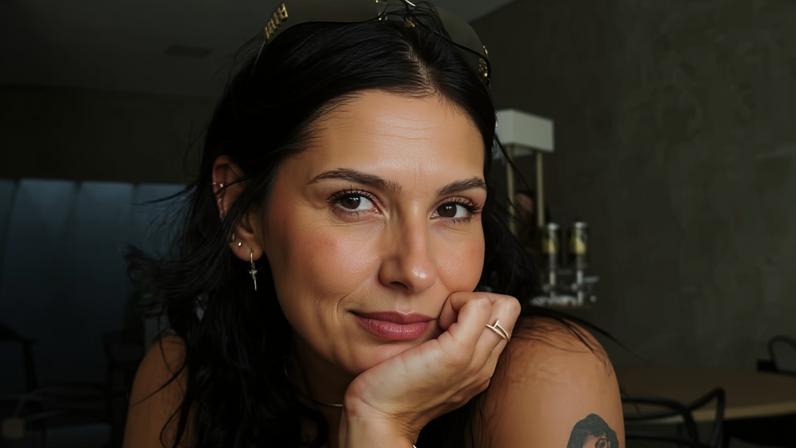 Ana Castela, solteira, brinca com desilusão amorosa na noite com a família