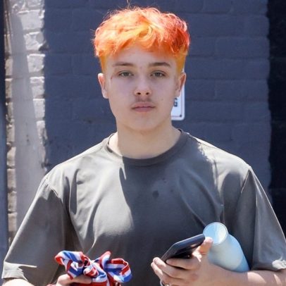 Caçula de Pitt e Jolie surge com cabelo laranja em Los Angeles
