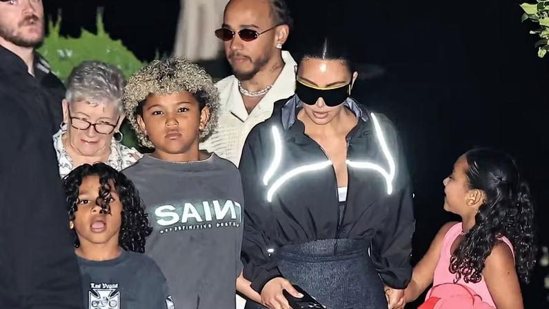Lewis Hamilton curte jantar pela primeira vez com Kim Kardashian e seus filhos — Foto: The Grosby Group