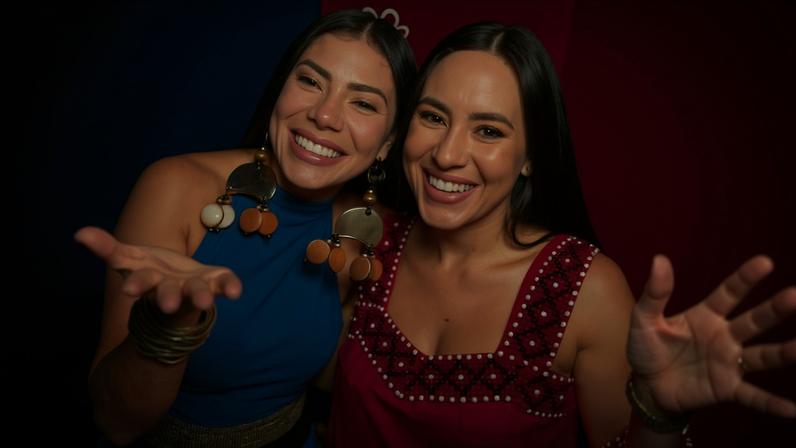 Rivais em Parintins, Isabelle Nogueira e Marciele Albuquerque se abraçam em encontro