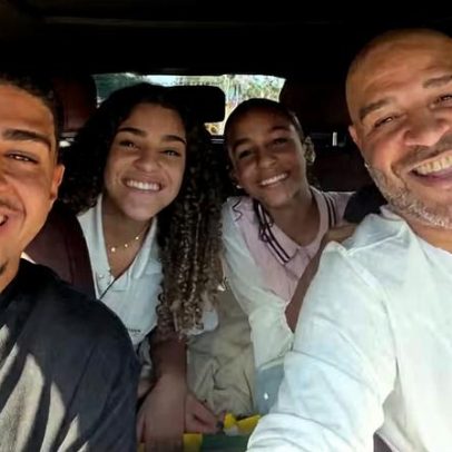 Adriano posa com os filhos e brinca: 'Minhas crias de raça'