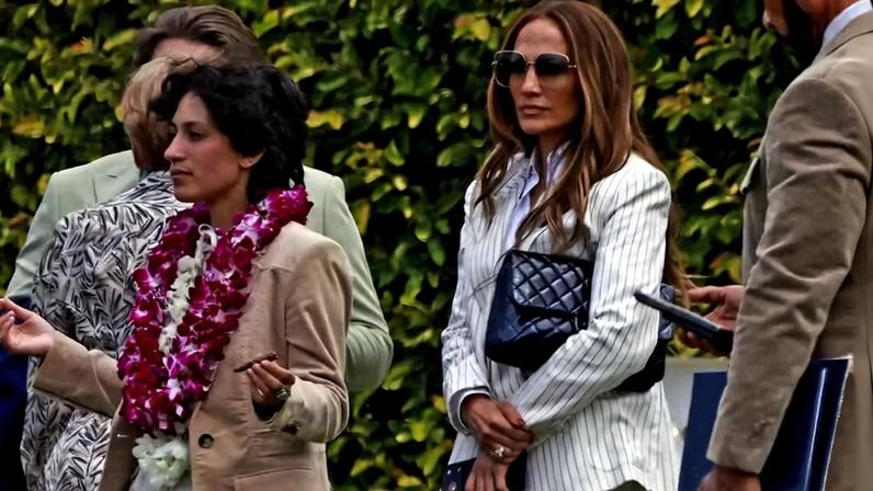 Jennifer Lopez vai a formatura de Emme, que é gêmeo de Max — Foto: The Grosby Group