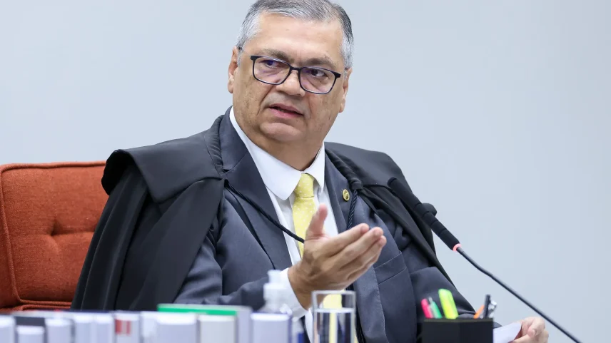 Dino proíbe retenção de taxas da CVM e cobra fiscalização mais firme