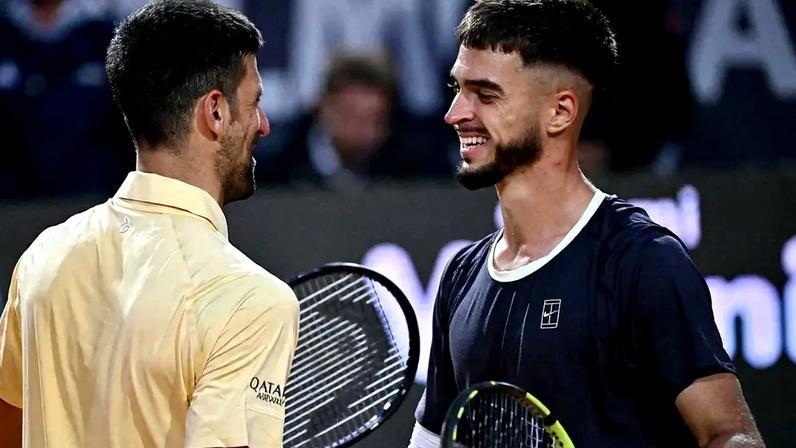Prizmic é cumprimentado por Djokovic após a vitória em Roma (Foto: Divulgação/ATP)