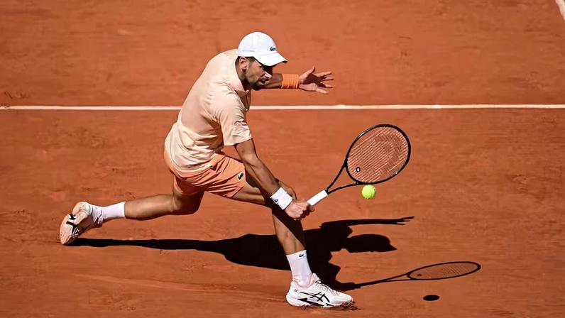 Djokovic vence francês em 3h47 sob calor de 33 graus