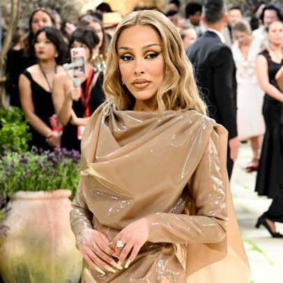 Doja Cat na Met Gala 2026 usa look com fenda ampla e efeito látex