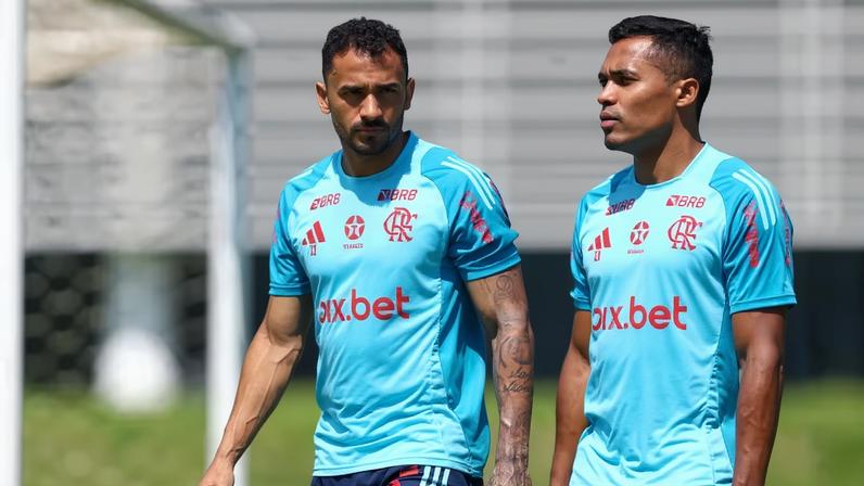 Danilo e Alex Sandro em treino do Flamengo — Foto: Gilvan de Souza/Flamengo
