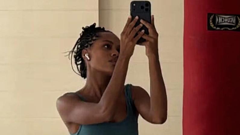 Duda Santos exibe abdômen definido e cintura fina em treino