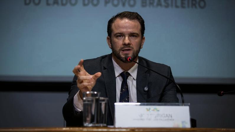 Governo avalia reajuste da taxa das blusinhas e Desenrola para adimplentes