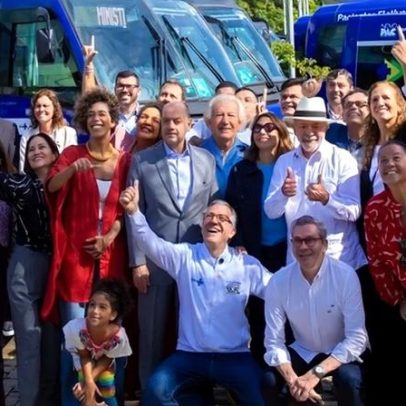 Lula e Padilha entregam 43 veículos para transporte de pacientes do SUS no RJ
