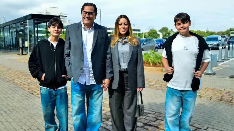 Luciano Szafir leva esposa e filhos ao desfile da filha Sasha com Xuxa