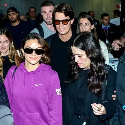 Nicholas Galitzine e Camila Mendes chegam a São Paulo e geram alvoroço