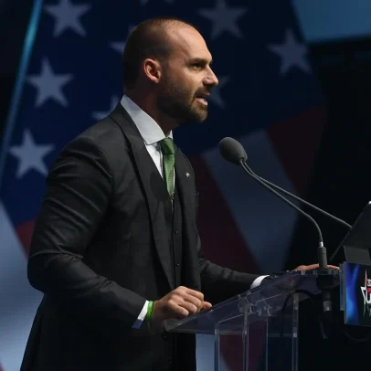 Eduardo Bolsonaro ironiza encontro entre Lula e Trump