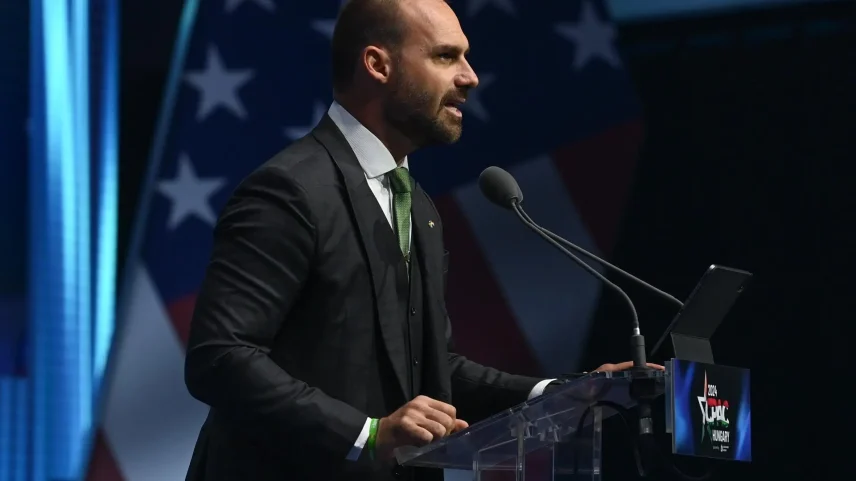 Eduardo Bolsonaro ironiza encontro entre Lula e Trump