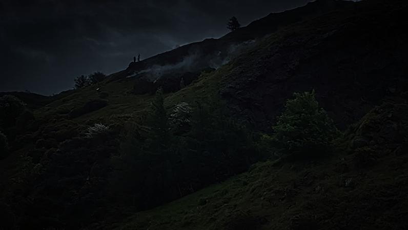 Bombeiros permanecem em Arthur's Seat um dia após incêndio