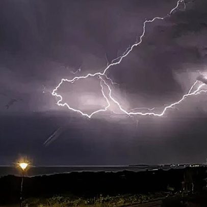 Relâmpagos intensos são registrados sobre os céus do sul