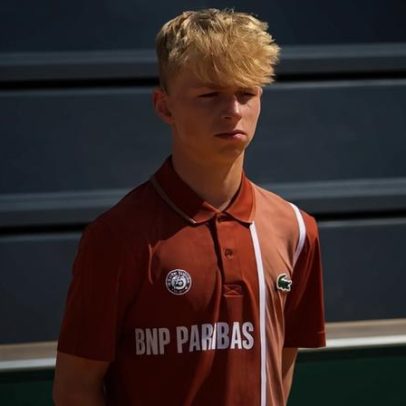 Boleiro de Roland Garros com deficiência auditiva sonha em carreira profissional
