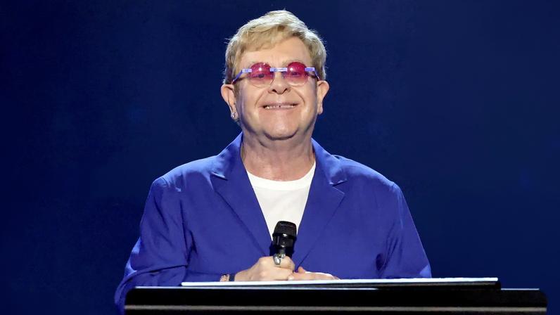 Elton John afirma que novo álbum é diferente de tudo que criou e muito feliz