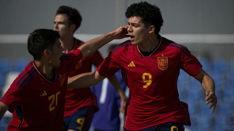 Camisa 9, Enzo Alves, filho de Marcelo, comemora gol com a camisa da Espanha — Foto: Divulgação