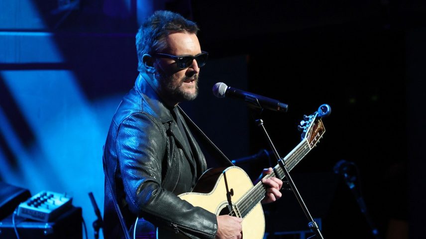 Eric Church faz discurso comovente de formatura: confie no que o coração ouve