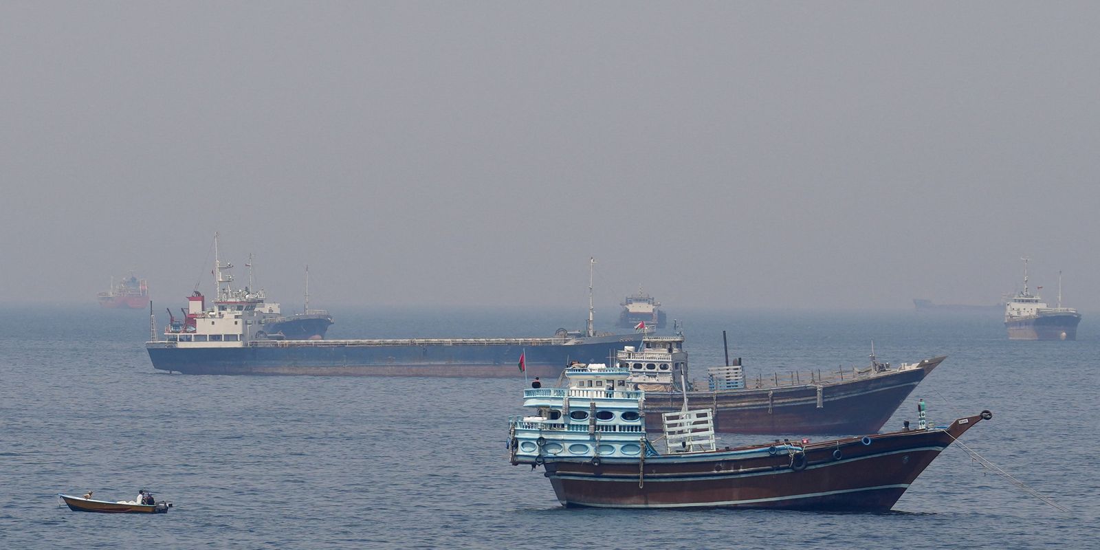 Navios e barcos no Estreito de Ormuz, na costa de Musandam, Omã 20 de abril de 2026 REUTERS/Foto de arquivo