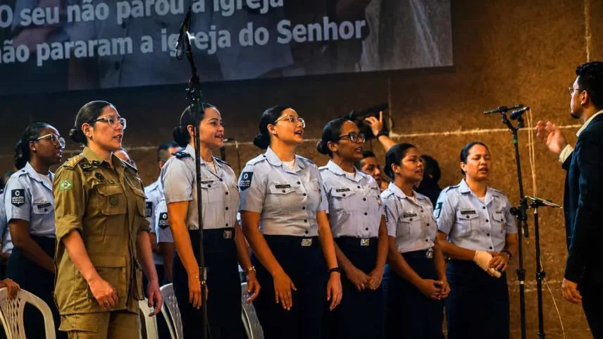Jovens brasileiros evangélicos demonstram interesse em carreiras nas Forças Armadas.