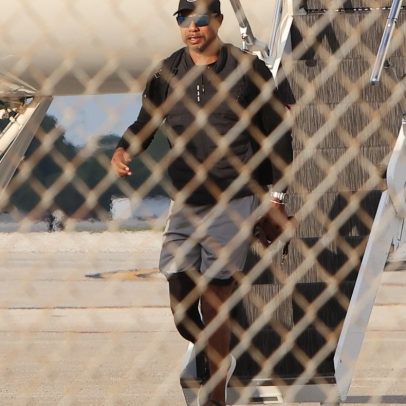 Tiger Woods desembarca de avião particular após mês de reabilitação por DUI