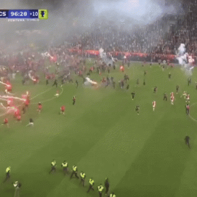 Torcida invade gramado e suspende partida do clube tcheco antes do título