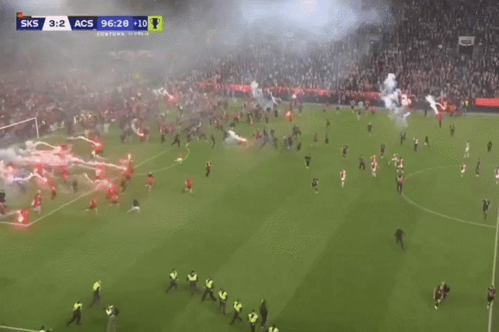 Torcida invade gramado e suspende partida do clube tcheco antes do título