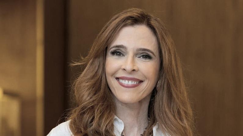 Deborah Evelyn, 60, mantém dieta com pão e ovo e truque na academia