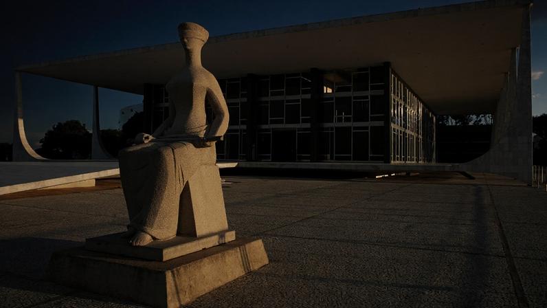 Associações de magistrados pedem que STF aumente teto e reduza penduricalhos