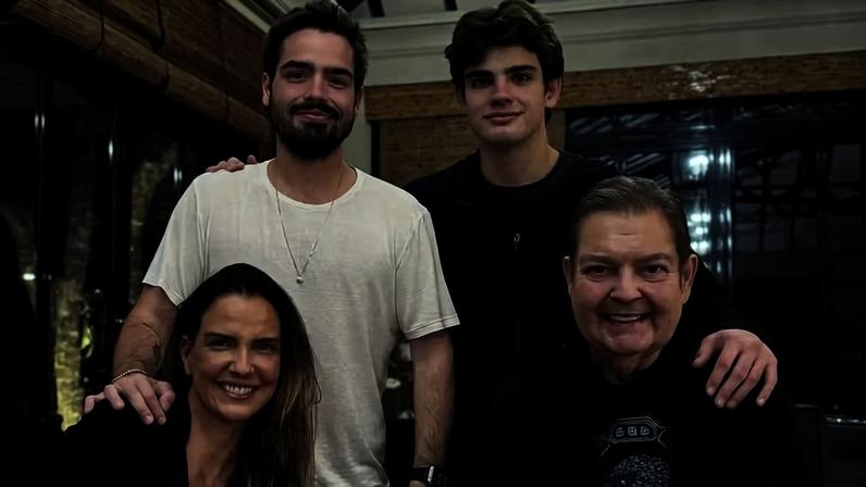 Faustão com a esposa, Luciana Cardoso, e os filhos, João e Rodrigo — Foto: Reprodução/Instagram