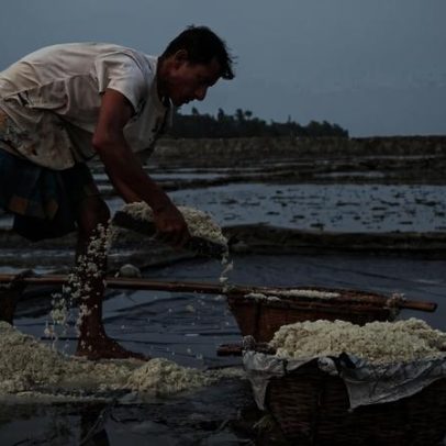 Produtores de sal em Bangladesh enfrentam colheitas prejudicadas por mudanças climáticas