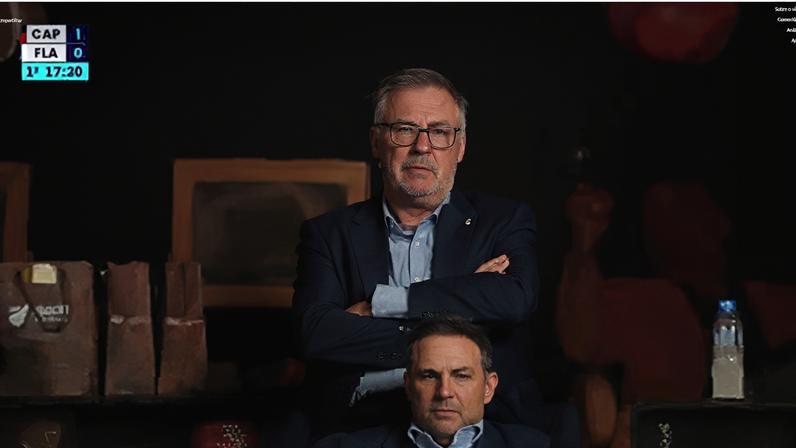 Imagem de Ancelotti dormindo em jogo entre Flamengo e Athletico Paranaense, neste domingo (17).