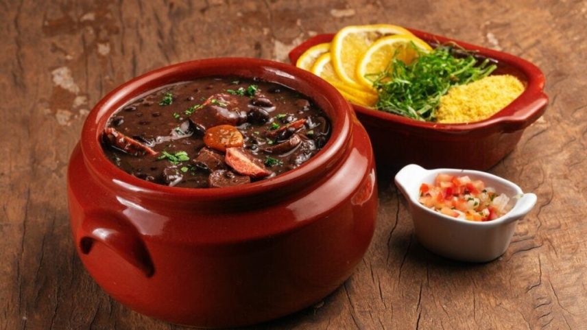 6 receitas de feijoada fáceis e saborosas para o almoço de sábado
