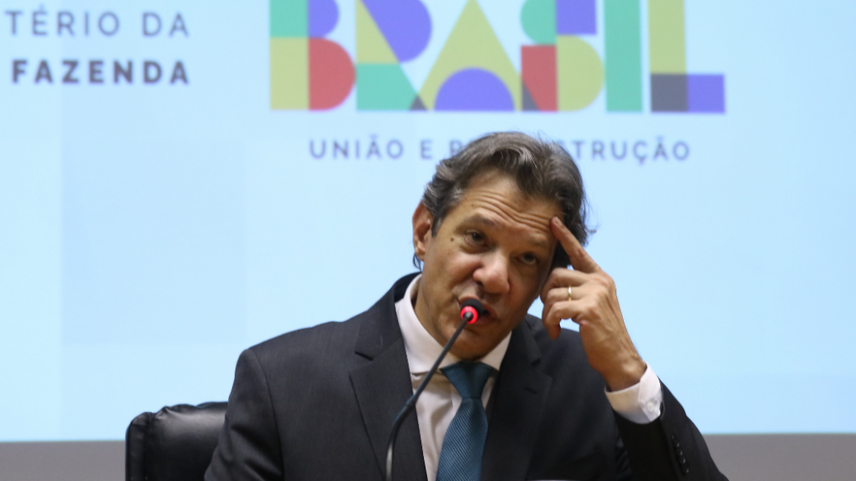 Brasília (DF), 17/07/2023 - Ministro da Fazenda, Fernando Haddad, fala sobre o programa Desenrola Brasil. durante entrevista coletiva a imprensa, E/D. Secretario da SPE, Guilherme Mello, Ministro Haddad, e o Assessor da Secretária de Reformas Econômicas Alexandre Ferreira. Foto Valter Campanato/Agência Brasil.