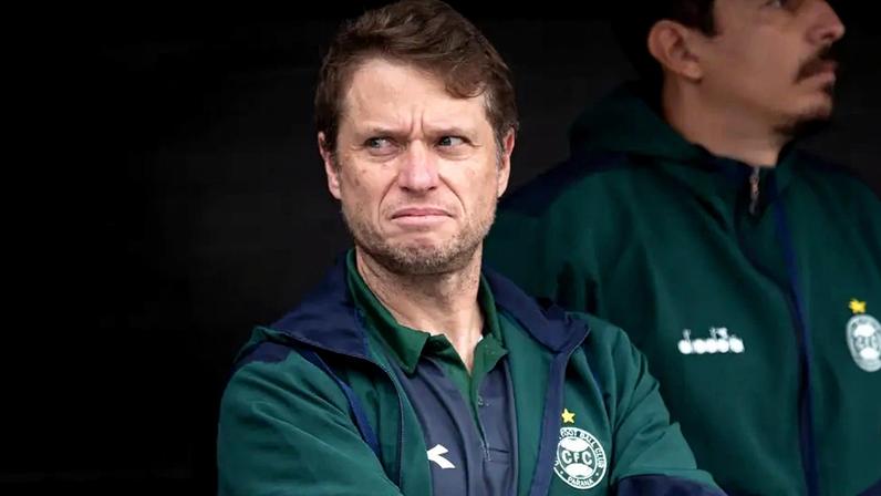 Técnico do Coritiba critica atmosfera na Neo Química contra o Santos