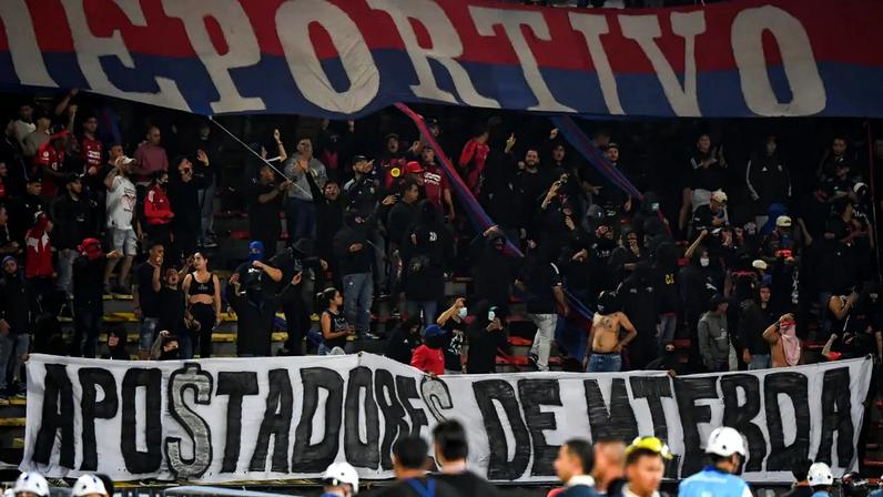 Jogadores de Flamengo e Independiente Medellín pela Libertadores (Foto: Jaime Saldarriaga/AFP)