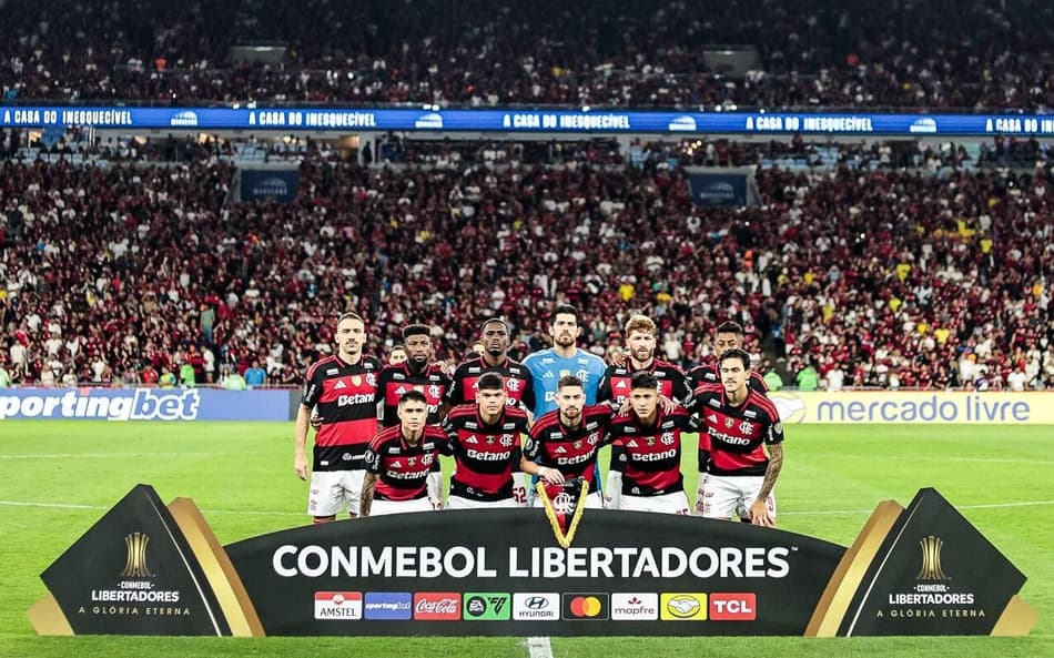 Time do Flamengo perfilado antes de duelo com o Estudiantes pela Libertadores (Foto: Gilvan de Souza/Flamengo)