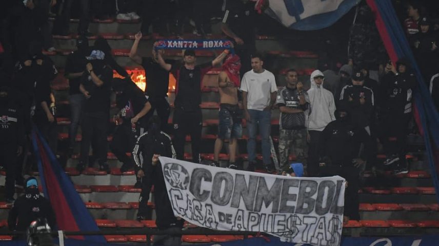 Confusão provocada por torcedores provocou cancelamento do jogo (Foto: Jaime Saldarriaga/AFP)