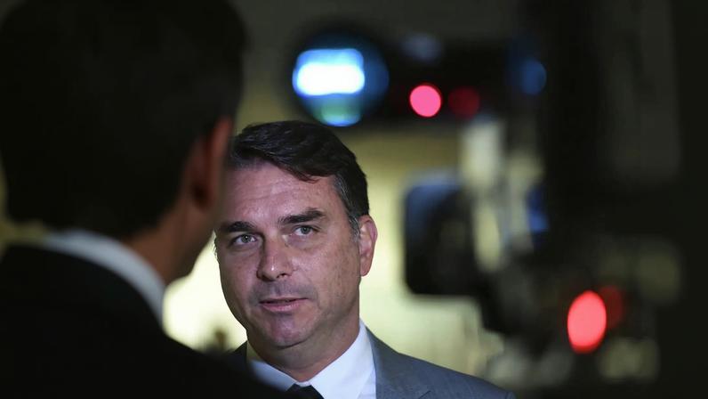 Lindbergh solicita bloqueio de bens e apreensão de passaporte de Flávio Bolsonaro