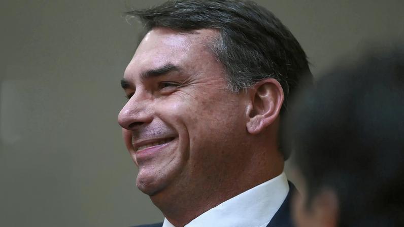 Flávio Bolsonaro se reuniu com Donald Trump dois dias antes do anúncio feito pelo secretário de Estado, Marco Rubio. (Foto: EFE/André Borges)