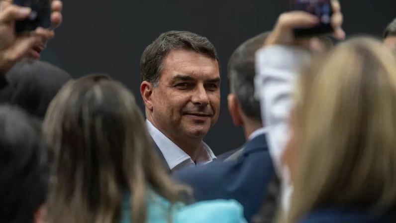 Senador e pré-candidato à presidência da República afirma temer um atentado semelhante ao vivido pelo pai em 2018. (Foto: Antônio Lacerda/EFE)