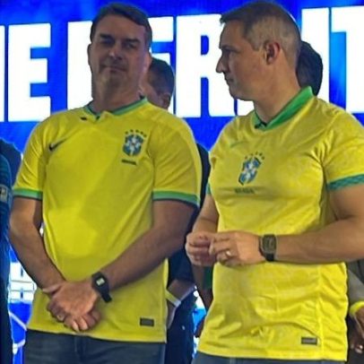 Após cair em buraco, Flávio cobre-se com terra