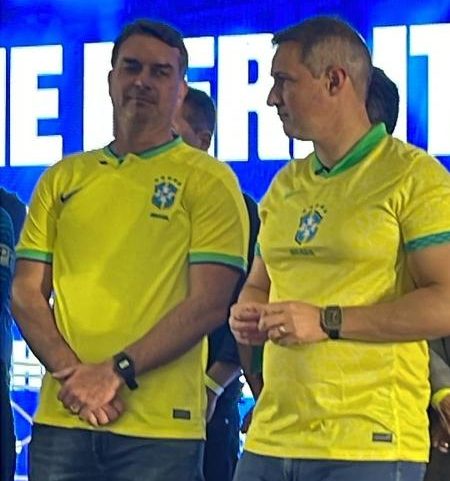 Após cair em buraco, Flávio cobre-se com terra