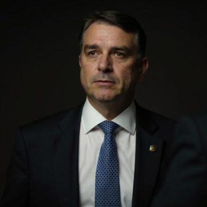 Flávio Bolsonaro viaja aos EUA e aguarda encontro com Trump