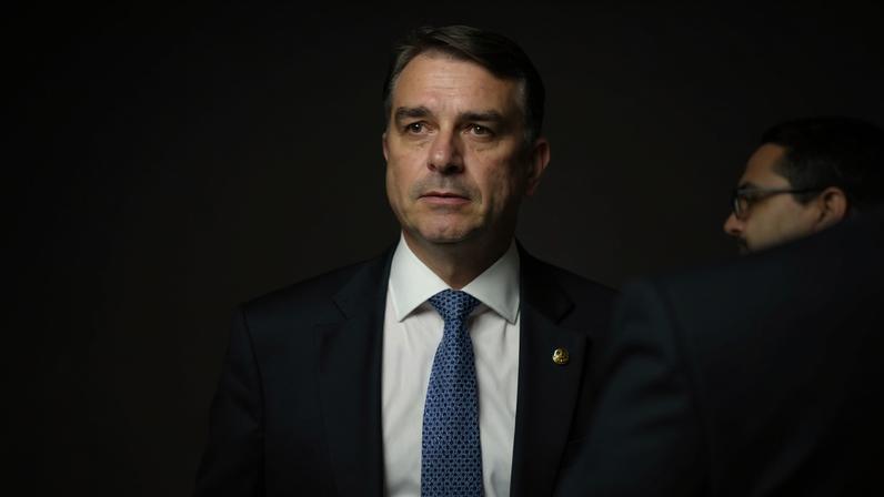 O senador Flávio Bolsonaro articula reunião em Washington com Donald Trump, que pode ocorrer nesta terça-feira (26). (Foto: Andressa Anholete/Agência Senad)