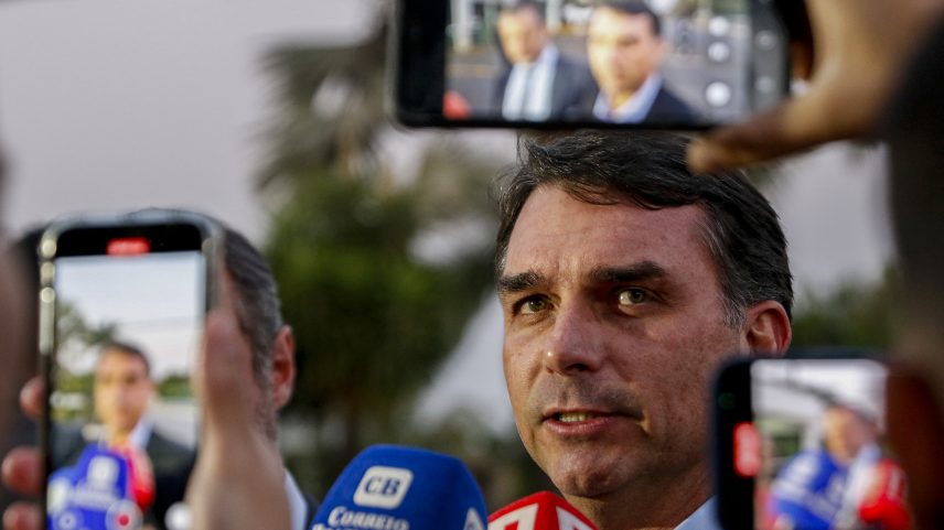 Flávio Bolsonaro afirmou que buscava patrocínio privado para o filme “The Dark Horse” e negou irregularidades após divulgação de áudio envolvendo o banqueiro Daniel Vorcaro (Foto: Bruno Peres/Agência Brasil)