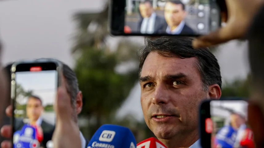Flávio Bolsonaro afirmou que buscava patrocínio privado para o filme “The Dark Horse” e negou irregularidades após divulgação de áudio envolvendo o banqueiro Daniel Vorcaro (Foto: Bruno Peres/Agência Brasil)