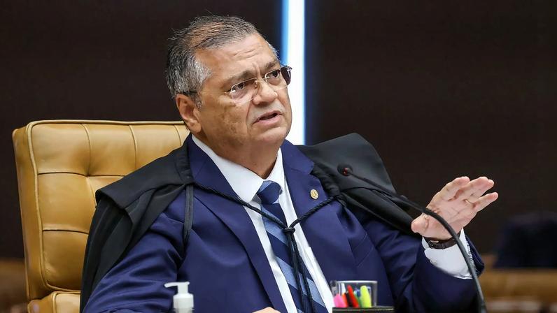 Dino relata ameaça de morte por funcionária de companhia aérea